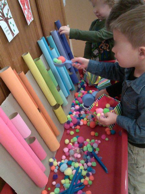 Pom Pom sorting using tongs and scoops. Sensory table | MOTRICIDAD FINA