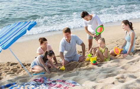 Familia Feliz Con Cuatro Niños Que Juegan En La Playa Imagen De Archivo Imagen De Hijo