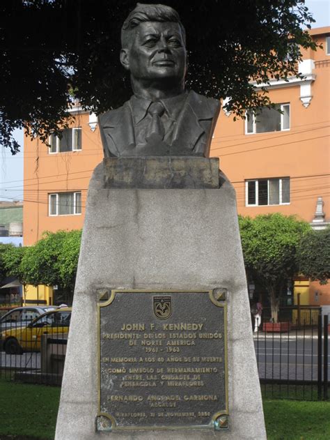 Parque Kennedy En Miraflores Lima Perú Busto En Homenaje A John F