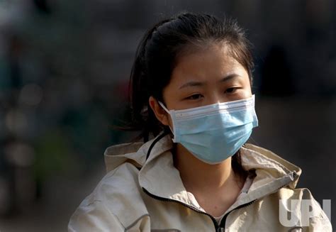 Photo Chinese Continue To Wear Protective Face Masks In Beijing China
