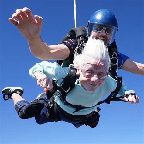 Dorothy Hoffner Chicago Woman Who Skydived At 104 Dies The New York Times