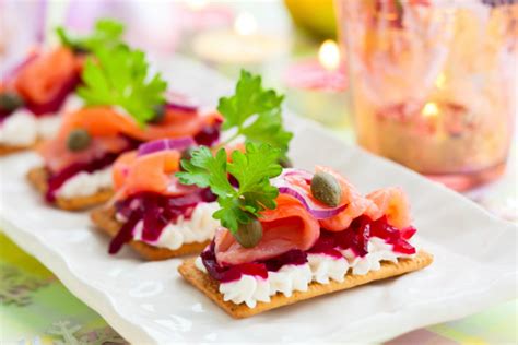 Le migliori ricette di tartine con salmone affumicato. Tartine al salmone affumicato e maionese per Capodanno ...