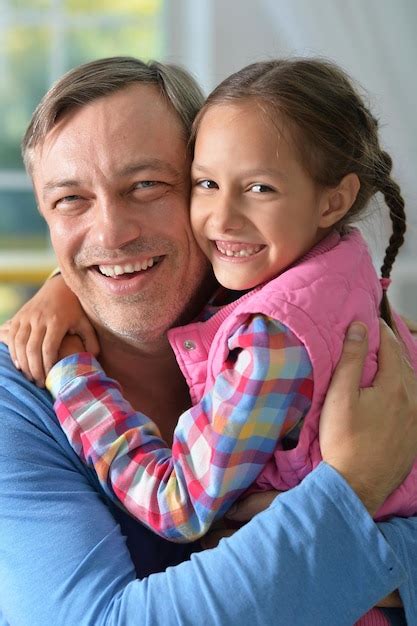 Padre Abrazando A Su Hija Foto Premium