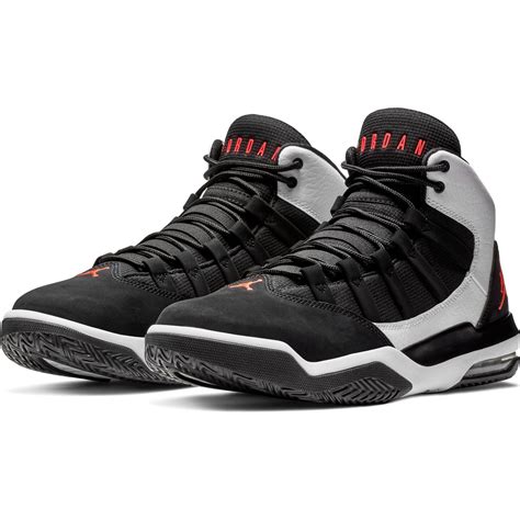 De hecho, fueron las zapatillas deportivas más vendidas durante esa década y la siguiente a pesar. zapatillas nike hombres jordan