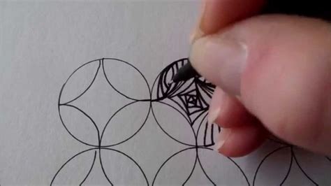 How To Draw Tanglepattern Paradox In Circles Zentangle Patterns