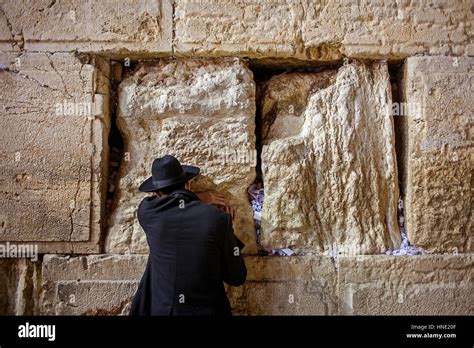 Muro De Las Lamentaciones Hombre De Oración El Hombre Orando En El