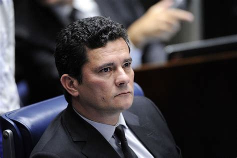 Chris's mother called him a moro because he put his clean clothes in the dirty laundry. Sergio Moro pede demissão do ministério da Justiça ...