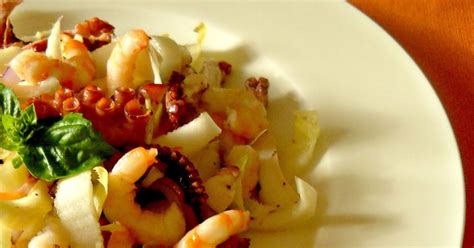 Per la cottura del polpo, considerate che ci vogliono ora che tutti i pesci sono pronti trasferiteli tutti insieme, aggiungete sedano e carota e condirli con un filo abbondante d'olio extravergine di oliva, un. Ricette Barbare: Ricetta veloce: insalata di mare or ...