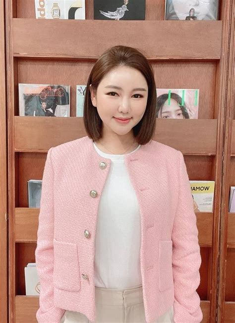 [패션엔] 송가인 핑크 핑크 봄이 활짝 핑크 트위드 데일리룩