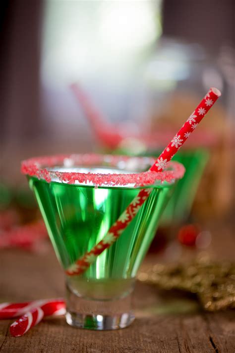 A christmas party is not a party without fancy and delicious cocktails. A Candy Cane Christmas Cocktail Party