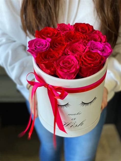 From birthdays to anniversaries to commemorating a loved one, and every little just because moment in between. Flower Delivery Miami |Luxury Flowers Miami |Miami, Florida