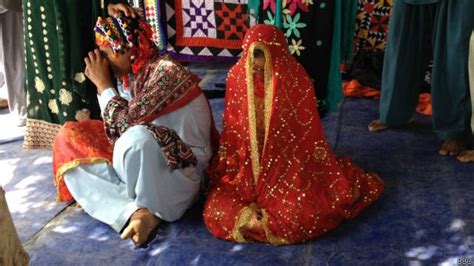 کم عمری کی شادی کے خلاف قرارداد کی حمایت کا مطالبہ Bbc News اردو
