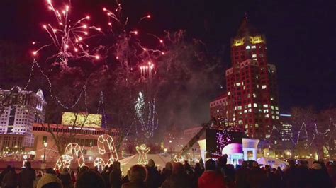 Downtown Milwaukee Gets Ready To Shine With Holiday Lights Youtube