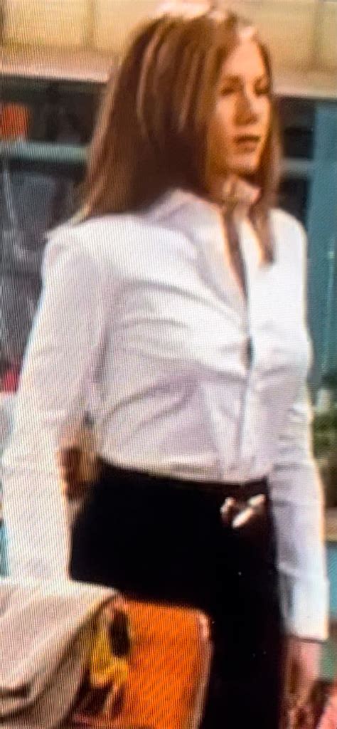 Pin By Pinner On Jennifer Aniston Wearing A Button Up Outfit Jennifer Aniston Fashion How To