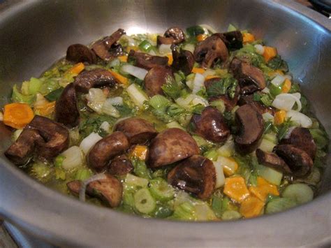 Tanto la carne de pavo como la carne de pollo son dos alimentos saludables que se pueden incluir en la… Muslos de pavo a la brasa con verduras en salsa aromática ...