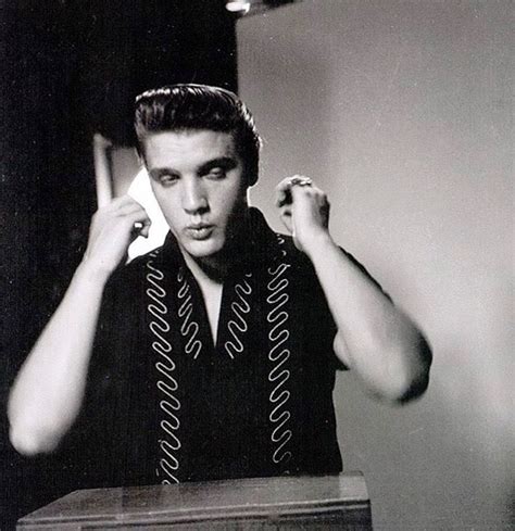 Photo Shoot 1956 He Was 21 Yr Old 💕 Elvis Presley Elvis Photoshoot