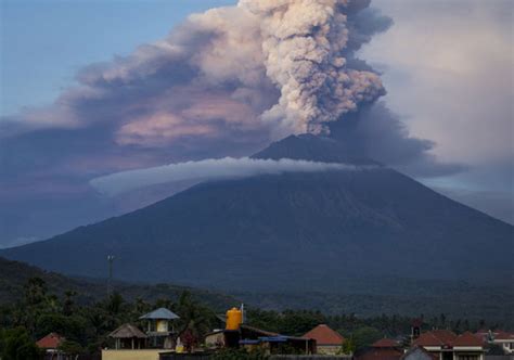 The eruption of mount agung on friday lasted for four minutes and 30 seconds, the indonesian national board for disaster management (bnpb) said, spraying lava and rock showers over a 2.5 to 3. Bali volcano eruption latest: Jetstar flights UPDATE - do ...