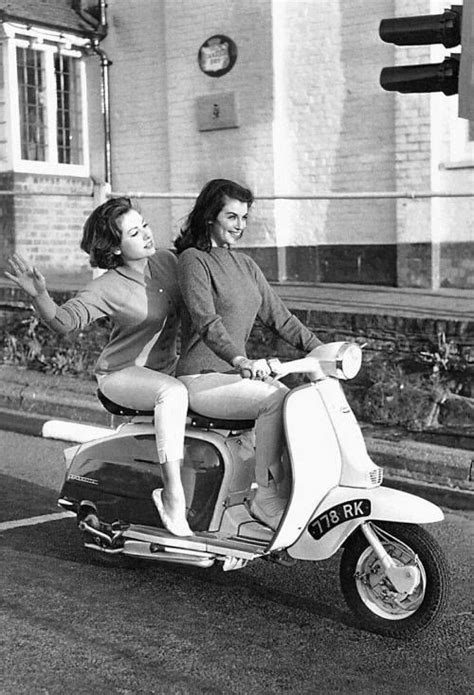 June Palmer With Barbara Eden Riding Avec Images Fille De Scooter