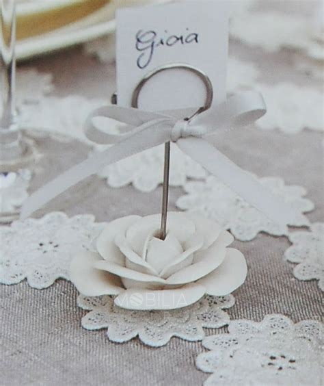 Segnaposto per matrimoni in plexiglass trasparente da 5 mm stampante in uv anche in bianco, personalizzazione sia nella forma che nella dimensione. Delizioso segnaposto realizzato in fine porcellana a forma di elagante bocciolo di rosa ...