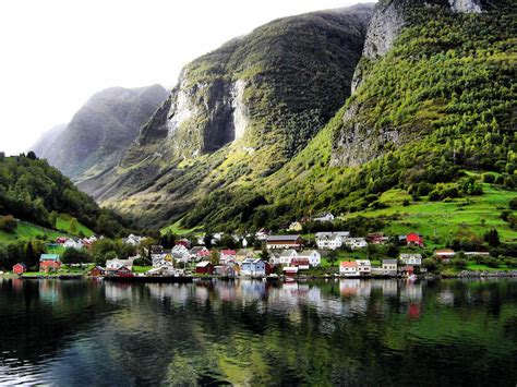 10 Beautiful Towns You Should Visit In Norway Hand