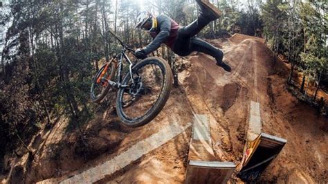The motion ist 'always moving frwrd' egal ob beim sport, design oder eben im leben, wir gehen immer voran und denken einen schrit Crankworx Whistler Dual Speed & Style erstmals live auf ...