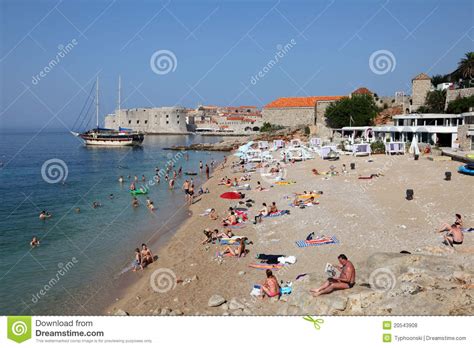 The beach is very long and divided. Strand In Dubrovnik, Kroatien Redaktionelles Stockfoto ...