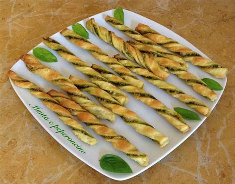 100 g di basilico preparazione. Grissini di brisè con salsa al basilico (Stuzzichini ...