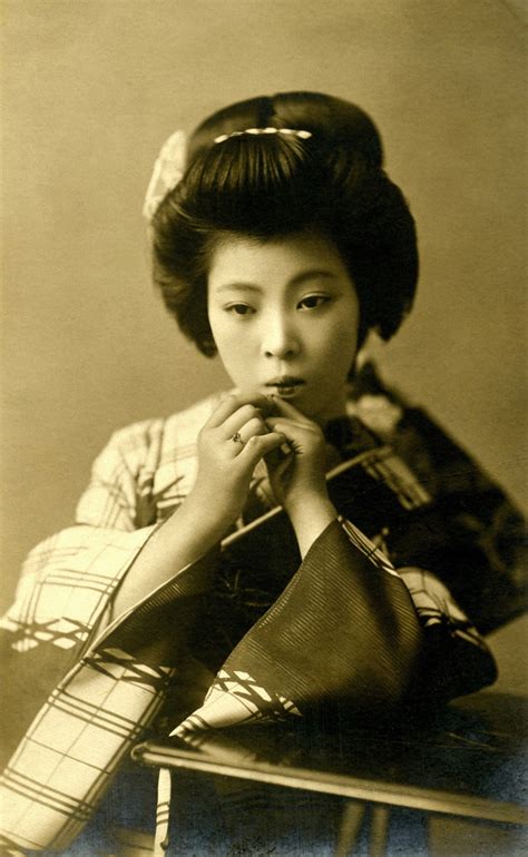 รูปภาพ คน เหล้าองุ่น ย้อนยุค แนวตั้ง เอเชีย ผู้หญิง ทรงผม