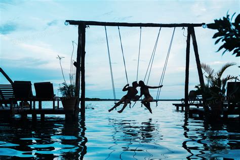 在水面上荡秋千的情侣摄影高清图片免费下载编号vr5hrlgoz图精灵