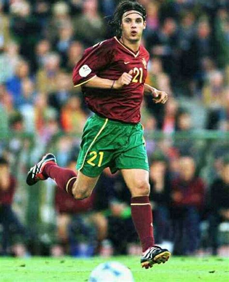 Wenger aponta a portugal mas deixa alerta. Nuno Gomes of Portugal in action at Euro 2000. | Futebol