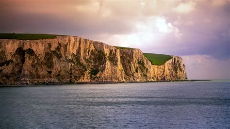 Thousands of people walk on the cliff's top paths during the season and enjoy the unique flora and fauna that can be found only here. White Cliffs, Strait of Dover, England, UK | Windows 10 ...