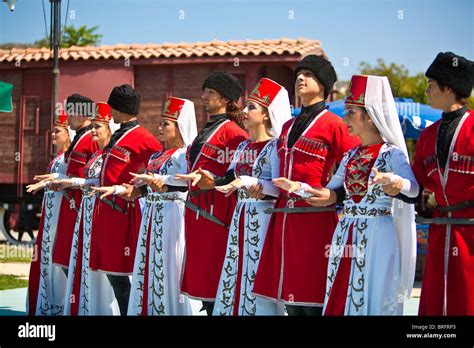 Türkische Männer Und Frauen Tragen Traditionelle Kleidung Anatolische