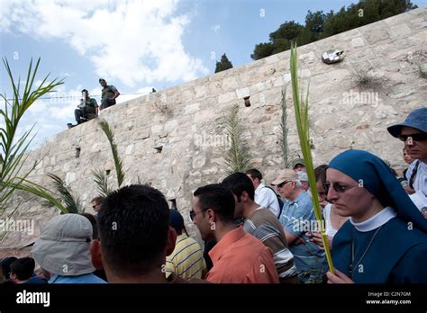 Under Heavy Israeli Police Presence Christians Commemorate Jesus