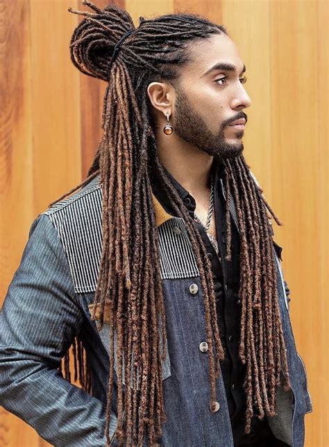 Homem Negro Com Cabelos Dreads Compridos Amarradaos Em Um Coque Dreadlock Hairstyles For Men