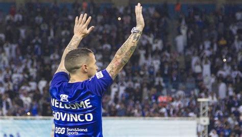وبهذا الفوز؛ رفع الهلال رصيده. الهلال يقدم مهاجمه جيوفينكو على هامش فوزه على الفتح
