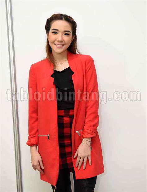 Gisella Anastasia Tampil Cantik dengan Blazer Merah dan Jeans