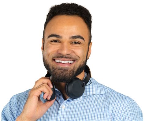 Hombre Afroamericano Joven Con Auriculares Y Disfrutar De La Música
