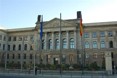 The bundesrat comprised representatives of the 25 member states (bundesstaaten).the numbers of votes of each state were. Bundesrat - Wiktionary
