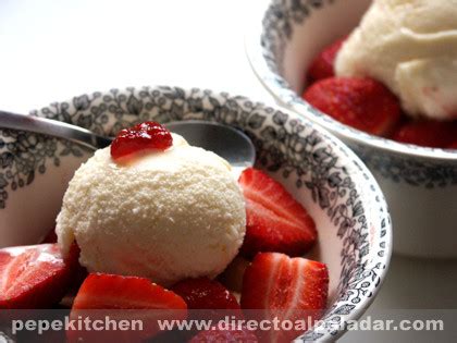 Si quieres hacer helado casero, intenta este método, es ideal para hacer porciones individuales de helado y comerlas enseguida de haberlas preparado. Cómo hacer helados y sorbetes en casa I. Receta