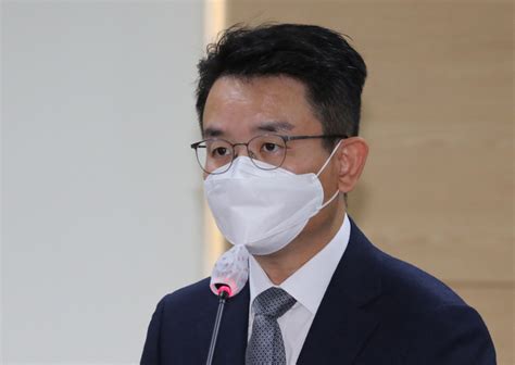 윤미향 당선인이 국회의원의 신분이 되기 때문이지요 이게 뭘 뜻하는지 그리고 기자회견 뒷얘기까지 조정린 기자에게. 2020 국감 택배 과로사 국감에 선 억울한 쿠팡