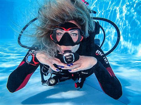 Deepbluediving Org Jet Fin Vs Rocket Fin Scuba Diver Girls