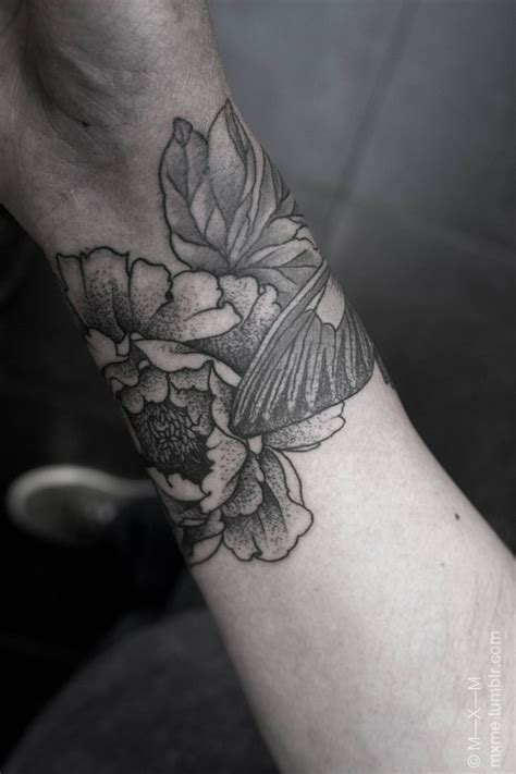 10 Beautiful Flower Tattoos For Your Wrist Pretty Designs