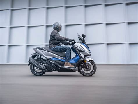 O modelo 2021 do scooter da honda forza 350 cresceu, o scooter da honda teve um aumento de 51 cc na cilindrada. Honda Forza 125 2021, prezzo e caratteristiche