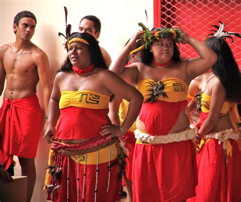 Tahitian Women Vivian Lawry