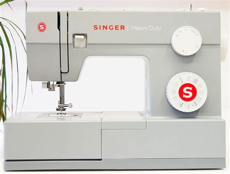 A variety of accessories are included reverse stitch sewing machine: Singer Heavy Duty 4432 ompelukone - Ompelukoneverkko.fi