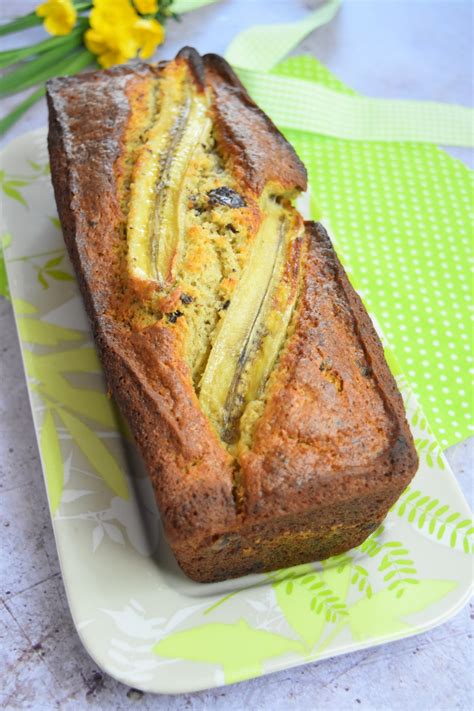 In a medium bowl, whisk together banana, melted butter, eggs, and vanilla. Banana bread, le cake banane chocolat - Recette facile