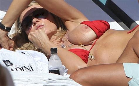 Rita Rusic Oops Immagini Sexy Del Topless In Bikini Segretivip