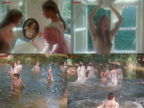 Голые юные девушки принимают ванну кто с ведра кто в озере