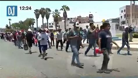 Aeropuerto Jorge Ch Vez Manifestantes Protestaron Frente Al Terminal