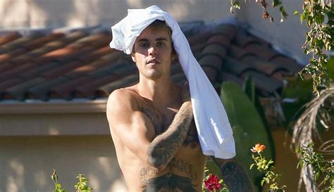 Shirtless Justin Bieber Shows Off Bulging Biceps Toned Abs Justin Bieber Shirtless Just
